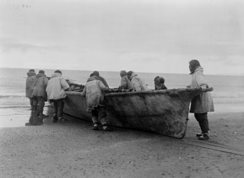 /artifacts/views/inupiat_launching_boat.jpg