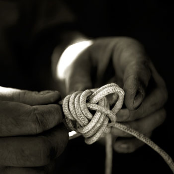 image of tying_monkey_knot